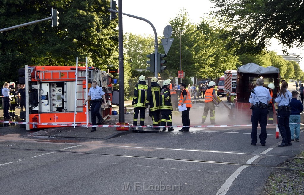 TLF 4 umgestuerzt Koeln Bocklemuend Ollenhauer Ring Militaerringstr P057.JPG - Miklos Laubert